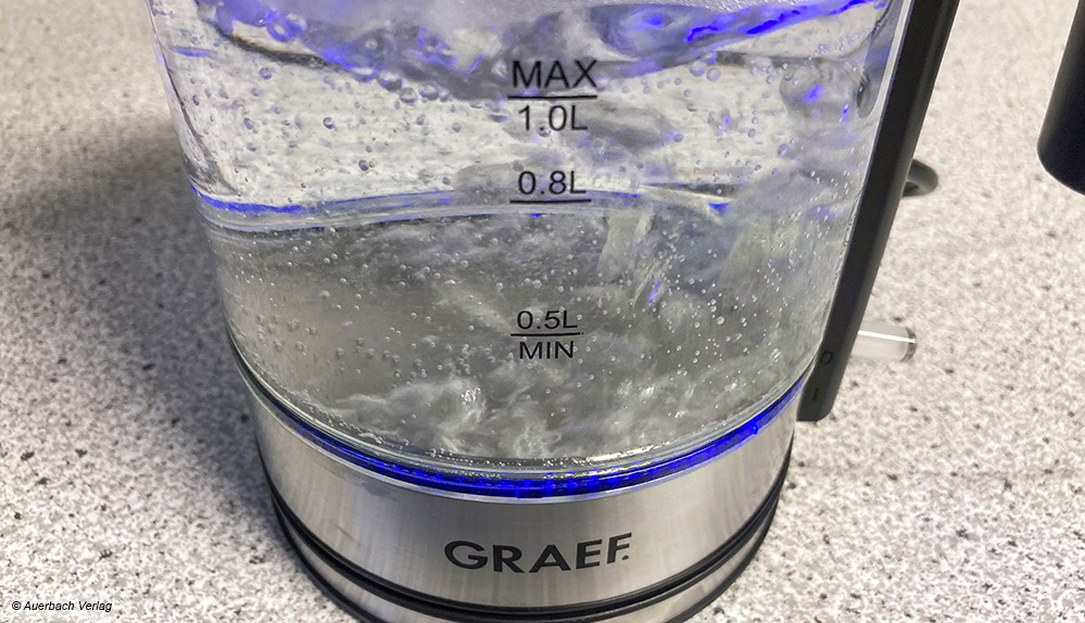 Das Gehäuse aus Glas und die blaue LED-Beleuchtung am Boden machen den Wasserkocher von Graef zu einem echten Hingucker 
