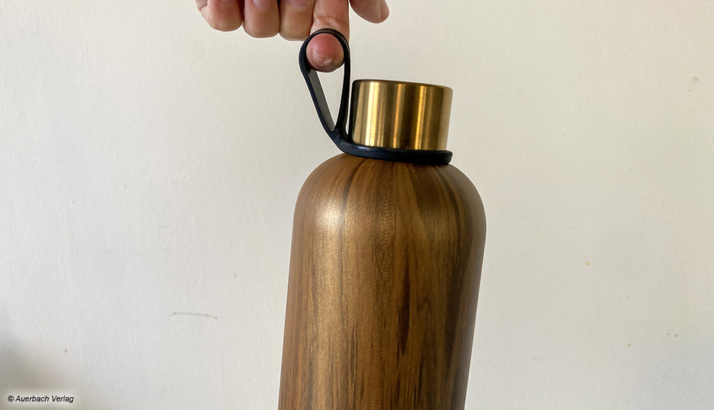 Die Silikonschlaufe bei der Thermoflasche T9 von Milu erleichtert den Transport, bei Bedarf ist sie aber auch abnehmbar