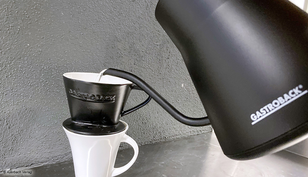 Feinsten Kaffeegenuss bietet der Pour Over Advanced von Gastroback mit Schwanenhals und separatem Keramikfilter zum Aufsetzen