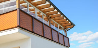 Balkonbrüstung aus Aluminium in Holzoptik