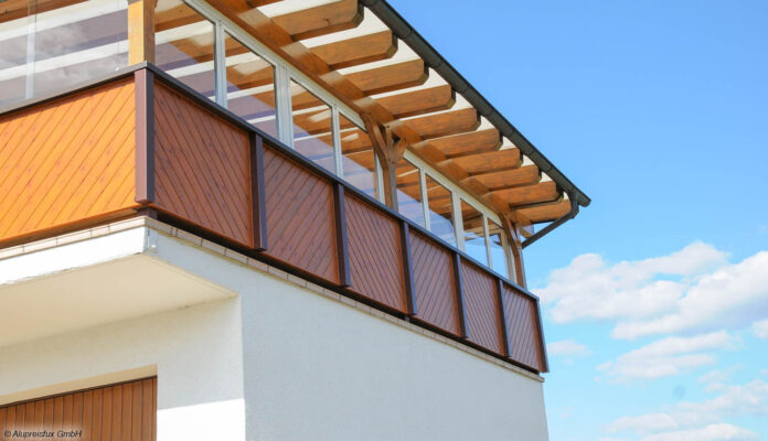 Balkonbrüstung aus Aluminium in Holzoptik
