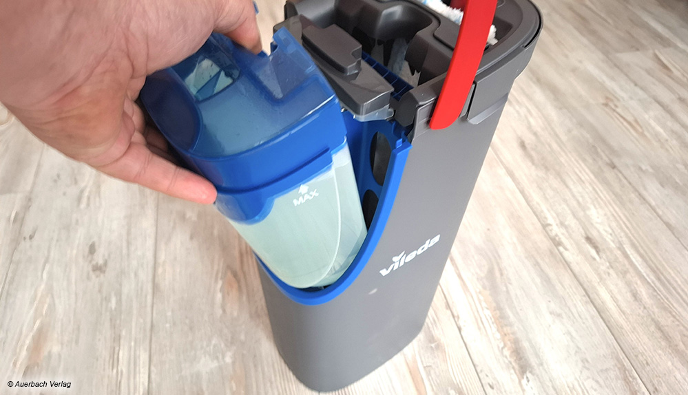 Der blaue Wassertank des Vileda kann zum Befüllen herausgenommen werden. Das Frischwasser wird über eine Öffnung an der Oberseite eingefüllt