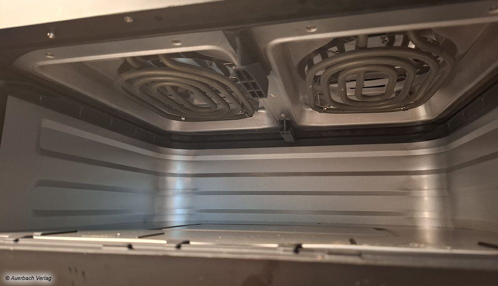Blick ins Innere: An der Oberseite sind die Heizelemente des Airfryers mit dem darüber liegenden Lüfter zu erkennen