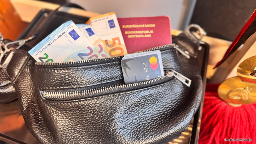 Atrado Leder-Bauchtasche , in der Bargeld-Scheine, Kreditkarten und Reisepass stecken.