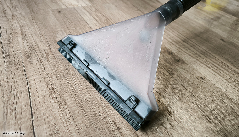 Der spezielle Wischsauger von Mister Tool kann Flächen wie Teppiche mit Reinigungsflüssigkeit besprühen und diese anschließend wieder absaugen