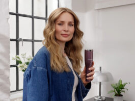 Frau mit Grundig Hairstyling-Tools