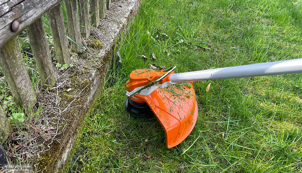 Der Pflanzenschutzbügel lässt sich bei einigen Modellen, wie hier bei Stihl, einklappen, um nah an Hindernisse heranzukommen