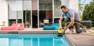 Für eine Grundreinigung des Pools muss das Wasser mit einer leistungsfähigen Schmutzwasser-Tauchpumpe komplett abgelassen‬ werden.