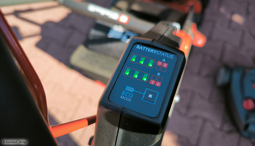 Praktisch: Über eine LED-Anzeige am Griff hat man beim großen Mäher von Einhell den aktuellen Batteriestatus stets im Blick 

