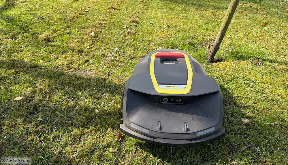 Links hinter dem Kärcher sind die perfekt parallelen Mäh­linien zu erkennen, wie sie Gartenfans lieben
