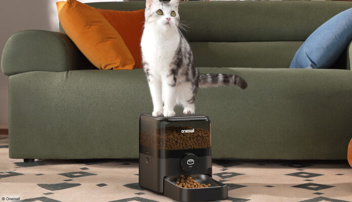 Automatischer Futterspender von Oneisall füttert Katzen in regelmäßigen Intervallen.