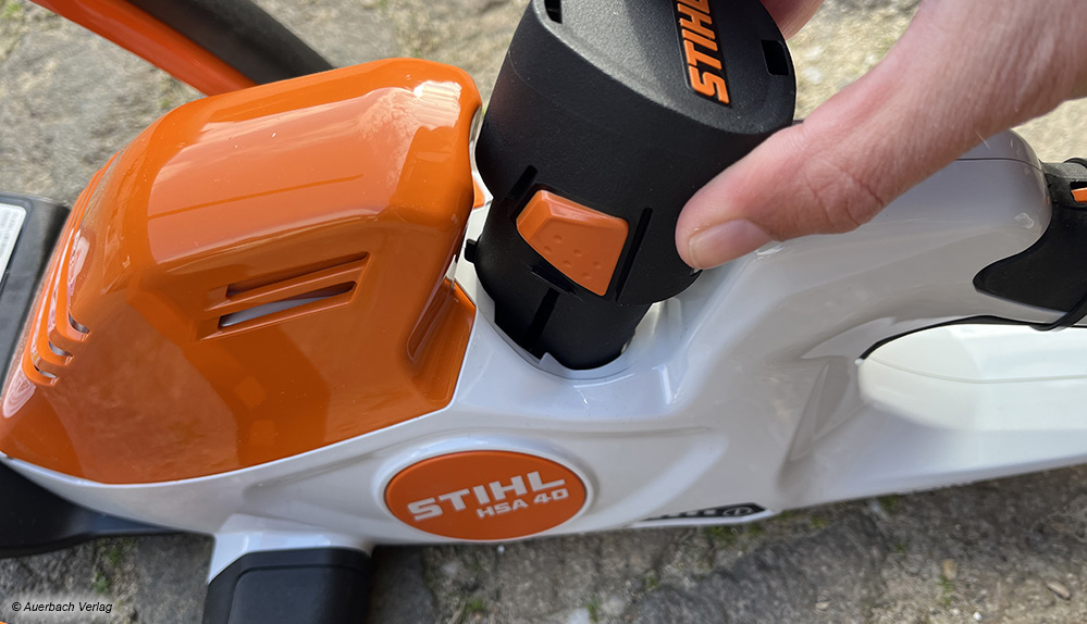 Der kleine Stihl-Akku hat nicht ganz so viel Power, dafür ist die Heckenschere mit ihren 1,4 kg ein echtes Leichtgewicht