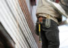 Handwerker mit Werkzeug am Gürtel