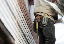 Handwerker mit Werkzeug am Gürtel