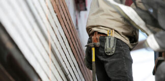 Handwerker mit Werkzeug am Gürtel