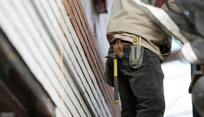 Handwerker mit Werkzeug am Gürtel