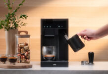 Die Volo Multi, eine multifunktionale Kaffeemaschine von Wilfa, funktioniert mit verschiedenen Kaffeekapseln, aber auch mit frisch gemahlenen Bohnen.