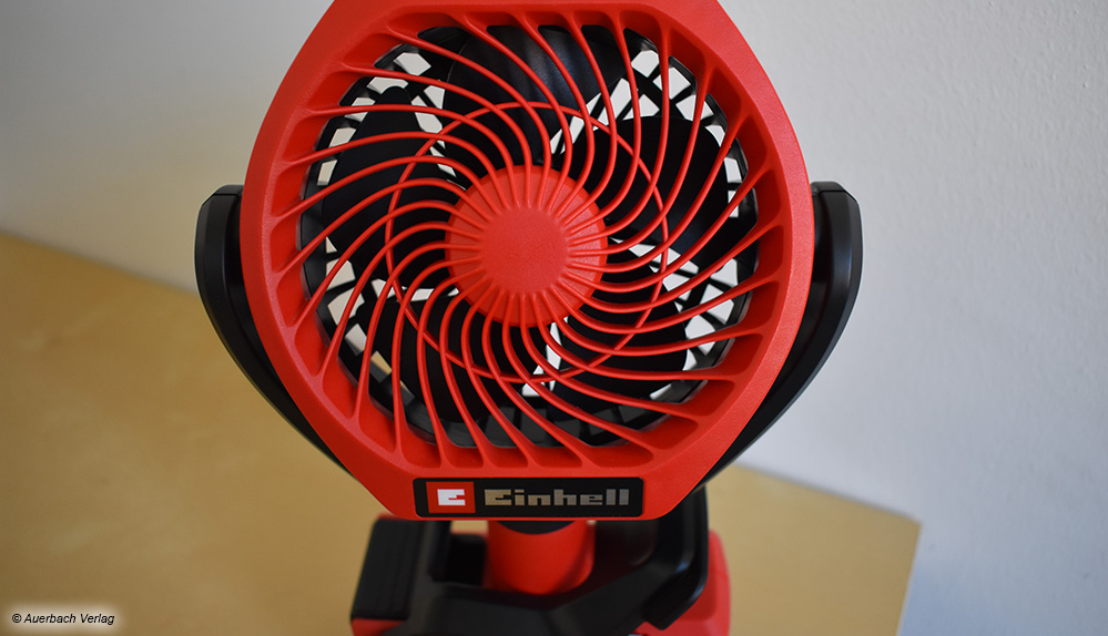  Einhells kleiner kabelloser Ventilator sieht in jeder Werkstatt schmuck aus und kann dank Akku unabhängig vom Stromanschluss platziert werden