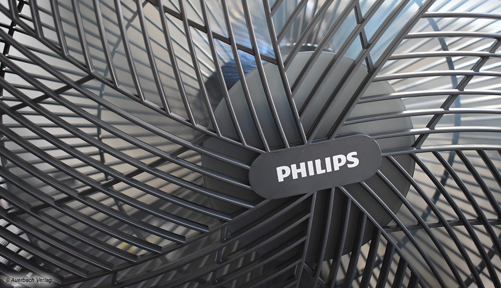 Der Standventilator von Philips zeigt im Betrieb seine schicken bläulich schimmernden Rotorblätter 
