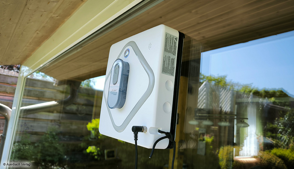 Dank einer ausgeklügelten Vakuum-Saugtechnik kleben die Roboter förmlich an den Fensterscheiben oder auch anderen Materialien wie Fliesen oder Solarmodulen 
