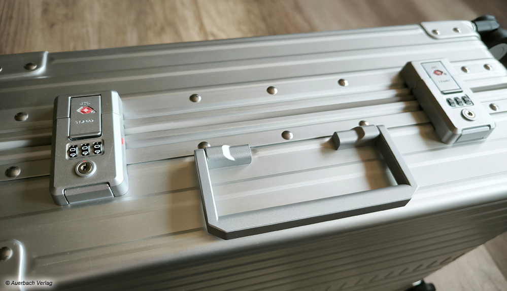 Robust und ausgesprochen stabil ist der Koffer von Aleon, der komplett aus Aluminium gefertigt ist. Praktisch sind auch die beiden Zahlenschlösser mit Schnappfunktion 
