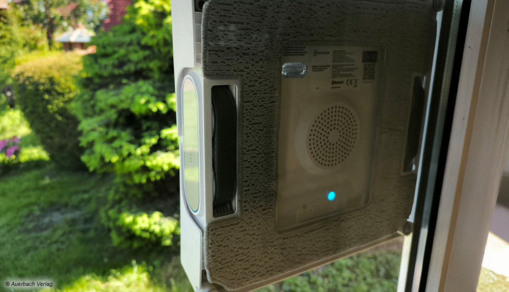 Blick auf die Unterseite des Ecovacs. Zwei Riemen sind für die Bewegung zuständig, das Microvlies-Pad reinigt die Scheibe.