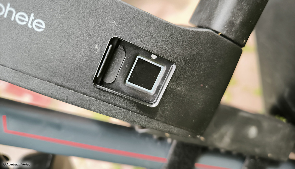 Der Sensor für den Fingerabdruck befindet sich hinter einer Schutzklappe. Die Entsperrung funktioniert beeindruckend einfach und schnell