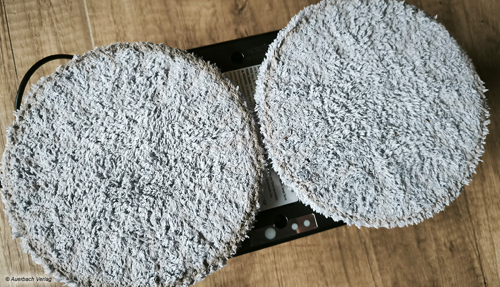 Der kleine Fensterputzroboter Hobot-300 verfügt über zwei bewegliche Pads, die mit den passenden Microfasertüchern bestückt werden und so praktisch Staub wischen 
