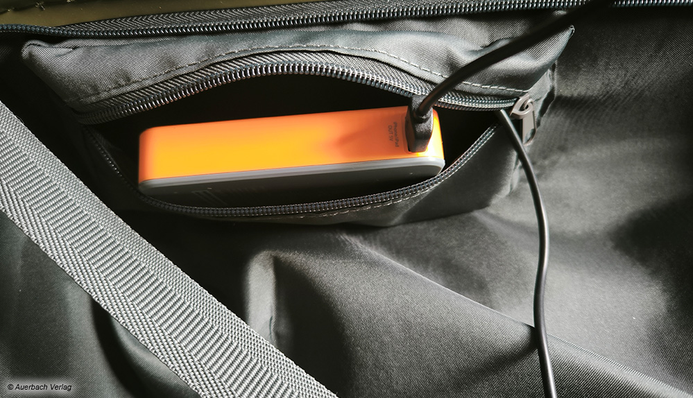 Cooles Feature von Pack Easy: In einer Tasche im Inneren kann eine Powerbank platziert werden. Diese versorgt eine am Schloss angebrachte USB-Buchse 
