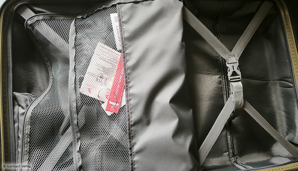Auch im Inneren sieht man, dass sich Pack Easy Gedanken gemacht hat. Zwei Gurte und weitere Taschen erleichtern das Packen enorm