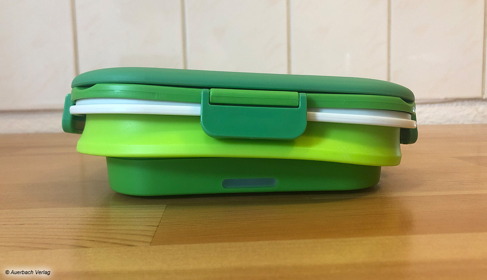 Sobald das Essen verzehrt ist und die Silikonbox ausgewischt, kann sie platzsparend zusammengefaltet werden