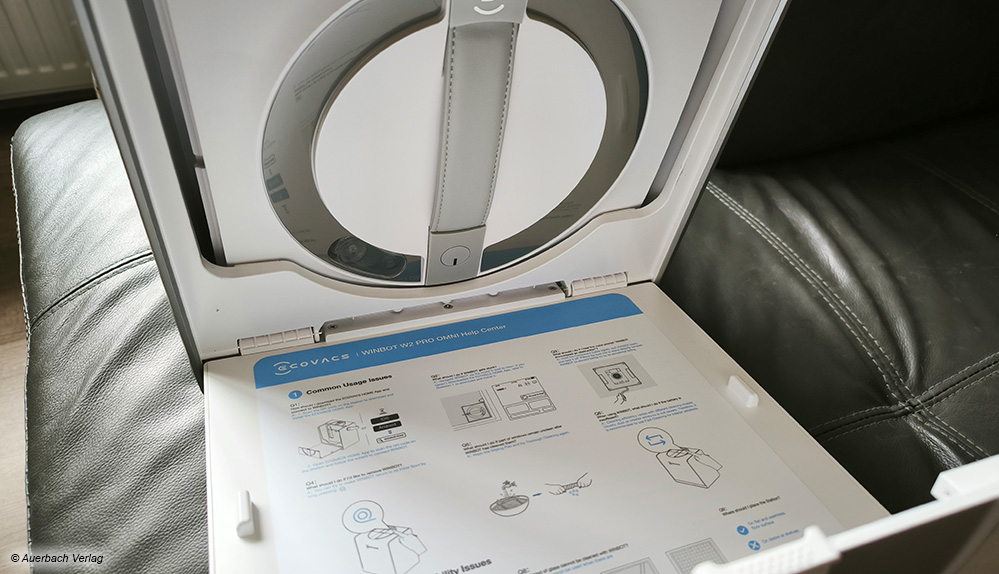 Ecovacs hat sich bei seinem Modell einiges einfallen lassen. So ist die Basisstation Transportbehältnis, Akkustation und Steuereinheit in einem Gehäuse 

