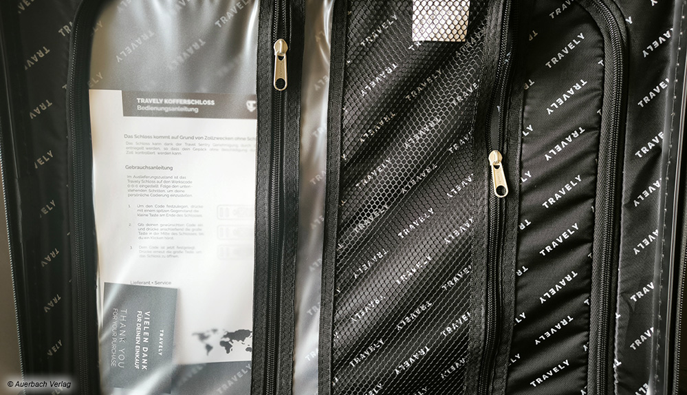 Viele kleine Taschen im Inneren erleichtern das Sortieren. Beim Preis-Leistungs-Wunder von Travely gibt es sogar ein wasserabweisendes Fach