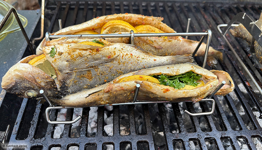 Der Rösle-Fischhalter ist ideal für Forellen oder ähnlichen Fisch. Für schonendes Garen auf dem Grill oder im Ofen