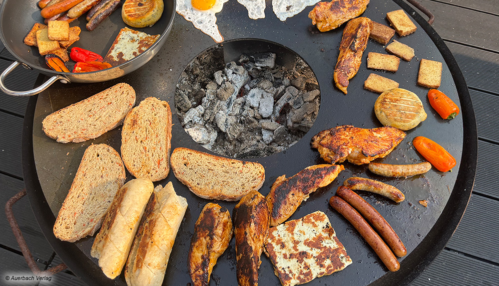 Die Oleio-Feuerplatte ist die ideale Erweiterung zum Grillen auf einer passenden Feuerschale oder Feuertonne 
