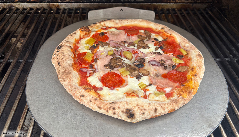 Der Pizzastahl von Grillrost.com überrascht mit beeindruckendem Pizza-Ergebnis und bietet eine super Alternative zum bekannten Stein