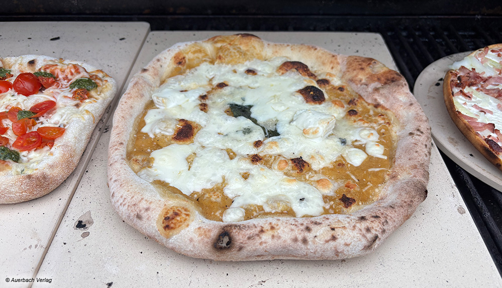 Pizza wie vom Profi: Mit einem Pizza­stein aus Cordierit kann man nicht viel falsch machen, alle backen eine gute Pizza 
