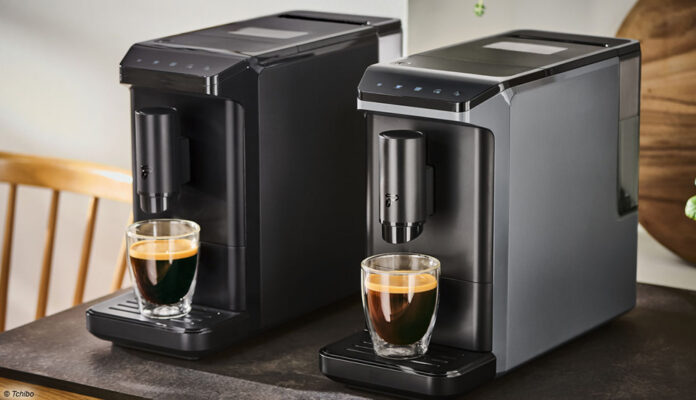 Der kleinste Kaffeevollautomat, der Esperto Mini von Tchibo, ist jetzt in Schwarz oder Grau erhältlich.