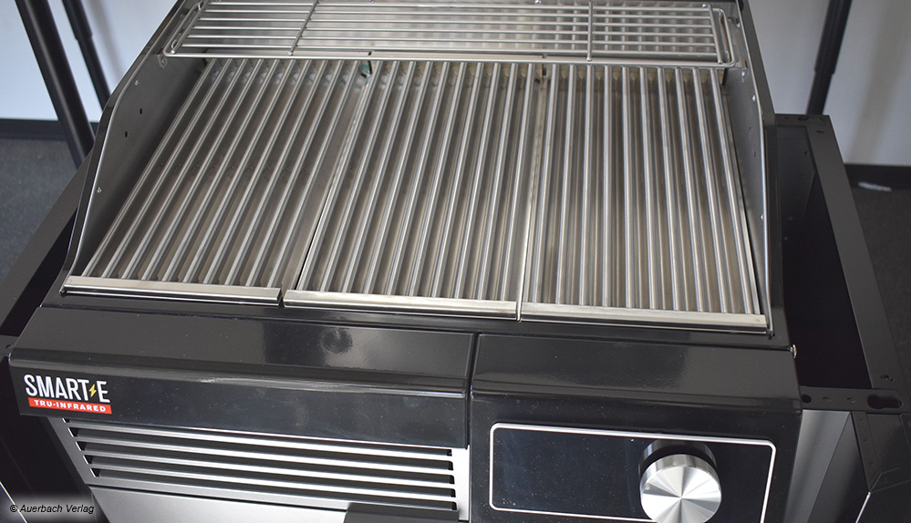 Char-Broil liefert mit seinem Smart-E eine hochwertige Grillstation, die aus drei Grillrosten und einem Warmhalterost besteht