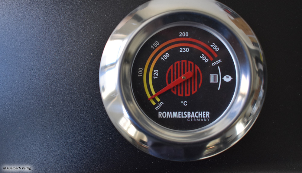 Rommelsbacher überzeugt mit seiner Temperatur-Anzeige im Deckel, die zusätzlich zur großen Anzeigenadel ein logisches Farbsystem zu den Zahlen setzt