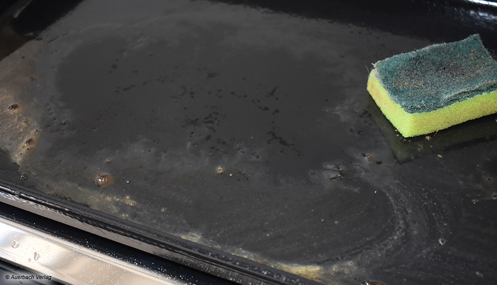 Der massive Grill von Campingaz wird nach dem Grillen einfach mit Seifenwasser eingeweicht und dann abgewischt.