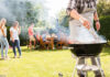 Grillparty mit Rauch im Garten