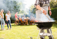 Grillparty mit Rauch im Garten