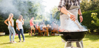 Grillparty mit Rauch im Garten