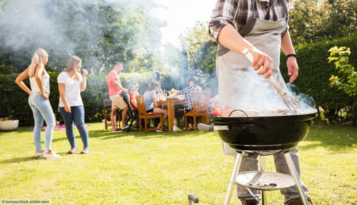Grillparty mit Rauch im Garten