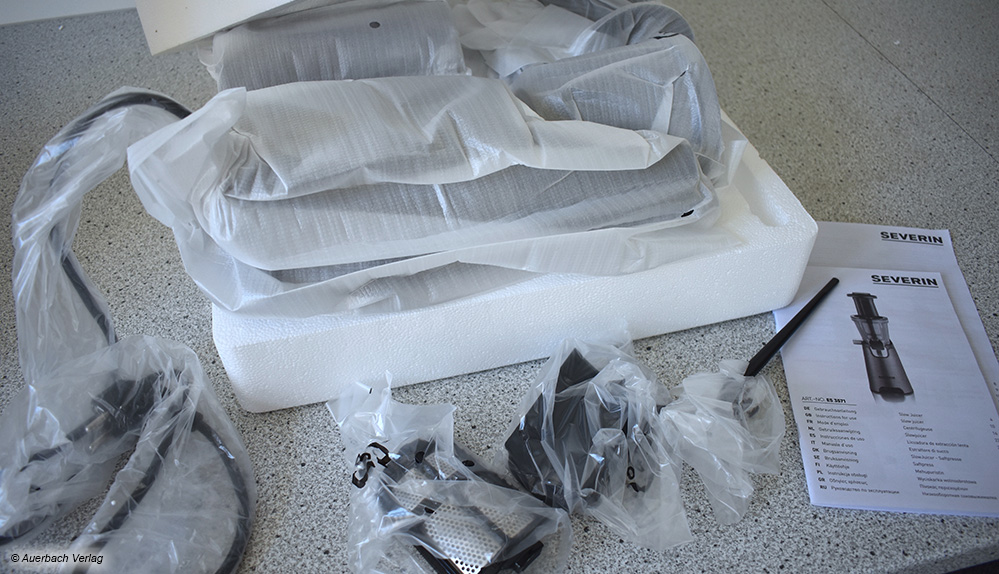 Severin liefert unglaublich viel überflüssiges Verpackungsmaterial aus Kunststoff. Warum zum Beispiel muss ein Kunststoff-Kabel in Plastik verpackt werden? 
