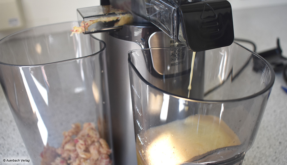Severins Slow-Juicer-Bauart ist ein Klassiker: Die Schnecke läuft senkrecht im Gehäuse, für Saft und Trester gibt es zwei Auslässe und Behälter 
