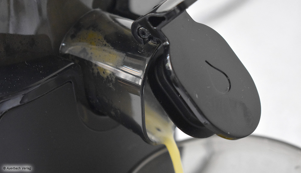 Gastrobacks Slow Juicer macht es wie die anderen Geräte im Testfeld: Der Saftauslass kann durch einen Deckel geschlossen werden, das ist praktisch beim Fruchtmix 
