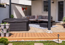 Terrasse mit Teppich und Whirlpool