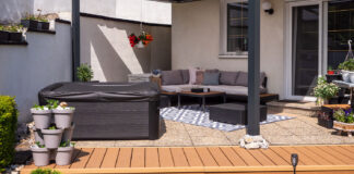 Terrasse mit Teppich und Whirlpool